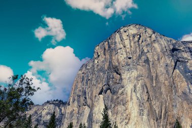 El Capitan 'ın dünyaca ünlü kaya tırmanışı duvarı, Yosemite Ulusal Parkı, Kaliforniya, ABD