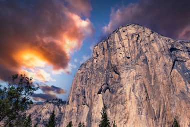 El Capitan 'ın dünyaca ünlü kaya tırmanışı duvarı, Yosemite Ulusal Parkı, Kaliforniya, ABD