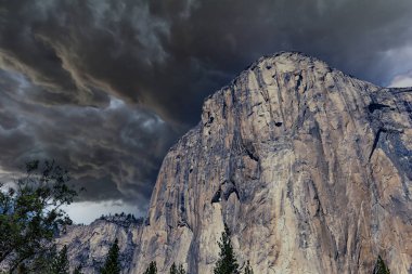 El Capitan 'ın dünyaca ünlü kaya tırmanışı duvarı, Yosemite Ulusal Parkı, Kaliforniya, ABD