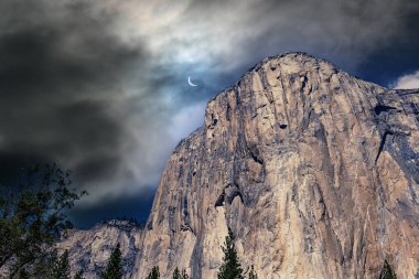 El Capitan 'ın dünyaca ünlü kaya tırmanışı duvarı, Yosemite Ulusal Parkı, Kaliforniya, ABD