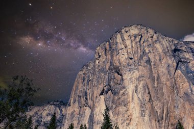 El Capitan 'ın dünyaca ünlü kaya tırmanışı duvarı, Yosemite Ulusal Parkı, Kaliforniya, ABD