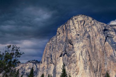 El Capitan 'ın dünyaca ünlü kaya tırmanışı duvarı, Yosemite Ulusal Parkı, Kaliforniya, ABD