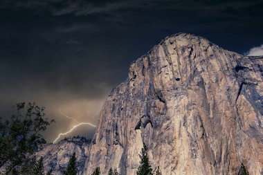 El Capitan 'ın dünyaca ünlü kaya tırmanışı duvarı, Yosemite Ulusal Parkı, Kaliforniya, ABD