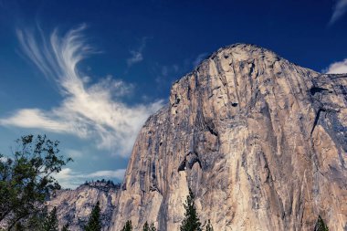 El Capitan 'ın dünyaca ünlü kaya tırmanışı duvarı, Yosemite Ulusal Parkı, Kaliforniya, ABD