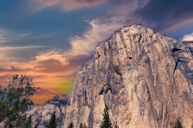 El Capitan 'ın dünyaca ünlü kaya tırmanışı duvarı, Yosemite Ulusal Parkı, Kaliforniya, ABD
