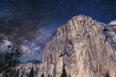 El Capitan 'ın dünyaca ünlü kaya tırmanışı duvarı, Yosemite Ulusal Parkı, Kaliforniya, ABD
