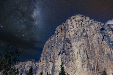 El Capitan 'ın dünyaca ünlü kaya tırmanışı duvarı, Yosemite Ulusal Parkı, Kaliforniya, ABD