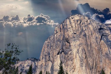 El Capitan 'ın dünyaca ünlü kaya tırmanışı duvarı, Yosemite Ulusal Parkı, Kaliforniya, ABD