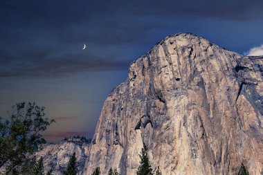 El Capitan 'ın dünyaca ünlü kaya tırmanışı duvarı, Yosemite Ulusal Parkı, Kaliforniya, ABD