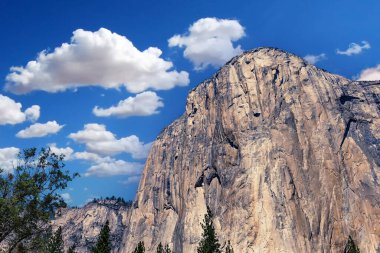 El Capitan 'ın dünyaca ünlü kaya tırmanışı duvarı, Yosemite Ulusal Parkı, Kaliforniya, ABD