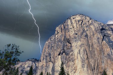 El Capitan 'ın dünyaca ünlü kaya tırmanışı duvarı, Yosemite Ulusal Parkı, Kaliforniya, ABD