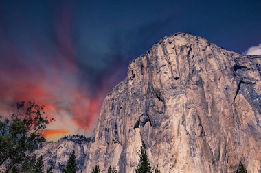 El Capitan 'ın dünyaca ünlü kaya tırmanışı duvarı, Yosemite Ulusal Parkı, Kaliforniya, ABD