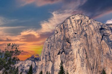 El Capitan 'ın dünyaca ünlü kaya tırmanışı duvarı, Yosemite Ulusal Parkı, Kaliforniya, ABD