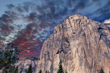 El Capitan 'ın dünyaca ünlü kaya tırmanışı duvarı, Yosemite Ulusal Parkı, Kaliforniya, ABD
