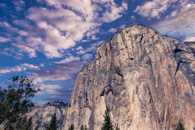El Capitan 'ın dünyaca ünlü kaya tırmanışı duvarı, Yosemite Ulusal Parkı, Kaliforniya, ABD