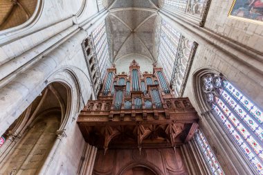 LE MANS, SARthe, FRANCE, 31 Mart 2022: Saint Julian Katedrali 'nin iç mimari dekorları