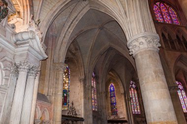 LE MANS, SARthe, FRANCE, 31 Mart 2022: Saint Julian Katedrali 'nin iç mimari dekorları