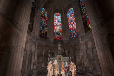 LE MANS, SARthe, FRANCE, 31 Mart 2022: Saint Julian Katedrali 'nin iç mimari dekorları