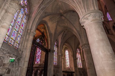 LE MANS, SARthe, FRANCE, 31 Mart 2022: Saint Julian Katedrali 'nin iç mimari dekorları