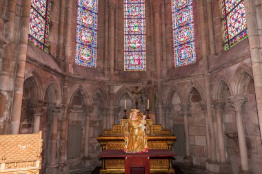 LE MANS, SARthe, FRANCE, 31 Mart 2022: Saint Julian Katedrali 'nin iç mimari dekorları