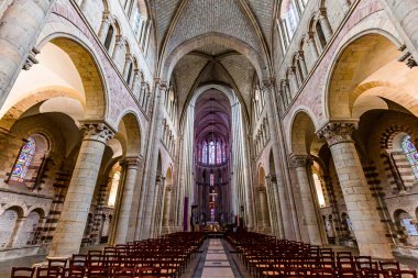 LE MANS, SARthe, FRANCE, 31 Mart 2022: Saint Julian Katedrali 'nin iç mimari dekorları