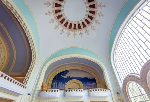 VICHY, FRANCE, APRIL 12, 2022: Kubbelerin termal banyolarının dış dekorları