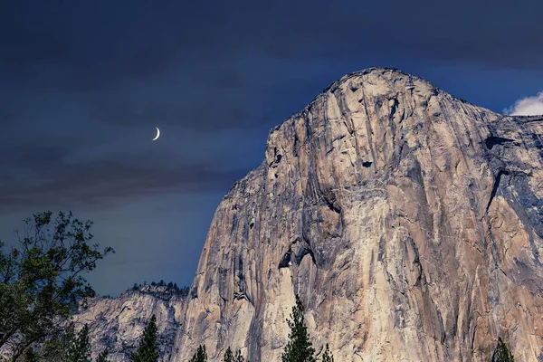 El Capitan 'ın dünyaca ünlü kaya tırmanışı duvarı, Yosemite Ulusal Parkı, Kaliforniya, ABD