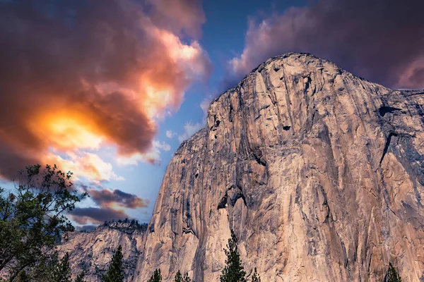 El Capitan 'ın dünyaca ünlü kaya tırmanışı duvarı, Yosemite Ulusal Parkı, Kaliforniya, ABD