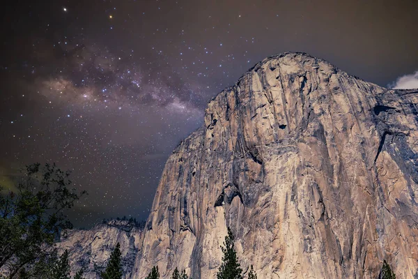 El Capitan 'ın dünyaca ünlü kaya tırmanışı duvarı, Yosemite Ulusal Parkı, Kaliforniya, ABD