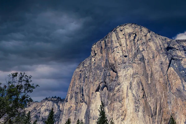 El Capitan 'ın dünyaca ünlü kaya tırmanışı duvarı, Yosemite Ulusal Parkı, Kaliforniya, ABD