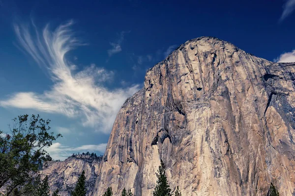 El Capitan 'ın dünyaca ünlü kaya tırmanışı duvarı, Yosemite Ulusal Parkı, Kaliforniya, ABD