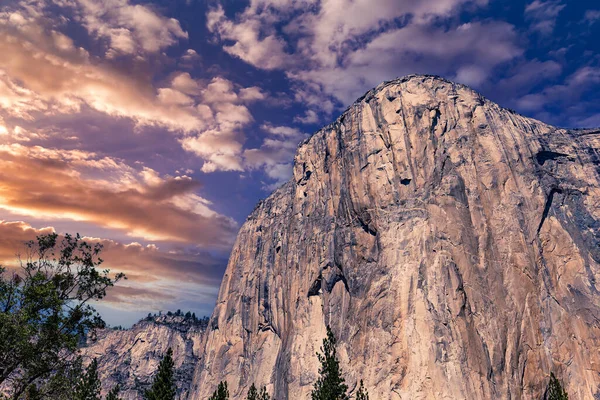 El Capitan 'ın dünyaca ünlü kaya tırmanışı duvarı, Yosemite Ulusal Parkı, Kaliforniya, ABD