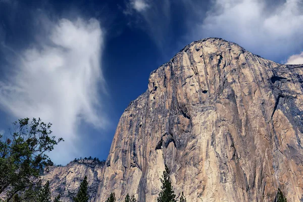 El Capitan 'ın dünyaca ünlü kaya tırmanışı duvarı, Yosemite Ulusal Parkı, Kaliforniya, ABD