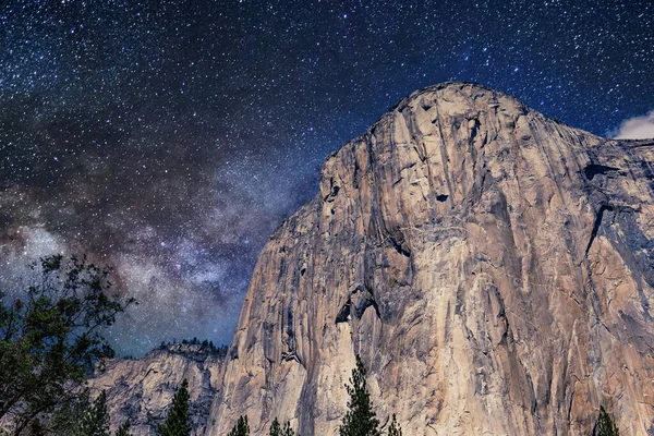El Capitan 'ın dünyaca ünlü kaya tırmanışı duvarı, Yosemite Ulusal Parkı, Kaliforniya, ABD