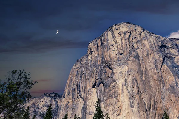 El Capitan 'ın dünyaca ünlü kaya tırmanışı duvarı, Yosemite Ulusal Parkı, Kaliforniya, ABD