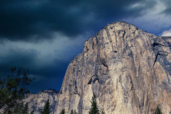 El Capitan 'ın dünyaca ünlü kaya tırmanışı duvarı, Yosemite Ulusal Parkı, Kaliforniya, ABD