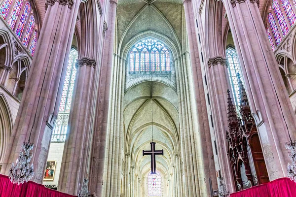 LE MANS, SARthe, FRANCE, 31 Mart 2022: Saint Julian Katedrali 'nin iç mimari dekorları