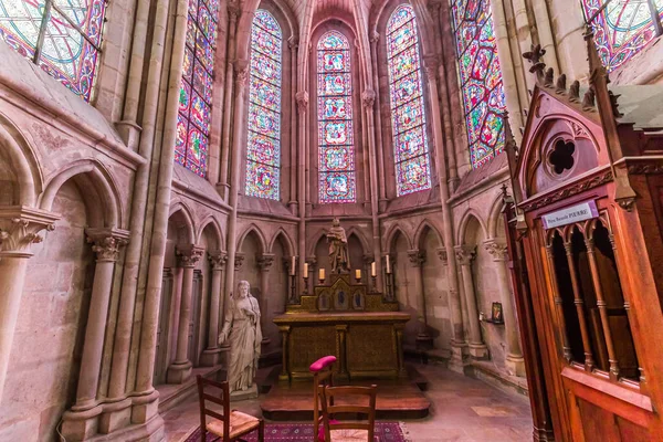 LE MANS, SARthe, FRANCE, 31 Mart 2022: Saint Julian Katedrali 'nin iç mimari dekorları