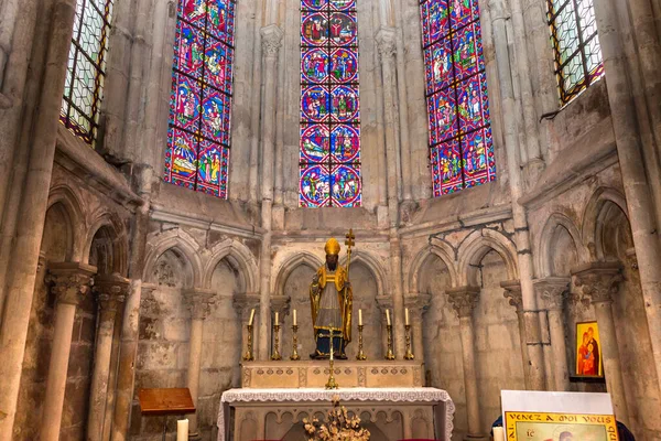 LE MANS, SARthe, FRANCE, 31 Mart 2022: Saint Julian Katedrali 'nin iç mimari dekorları