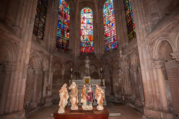 LE MANS, SARthe, FRANCE, 31 Mart 2022: Saint Julian Katedrali 'nin iç mimari dekorları