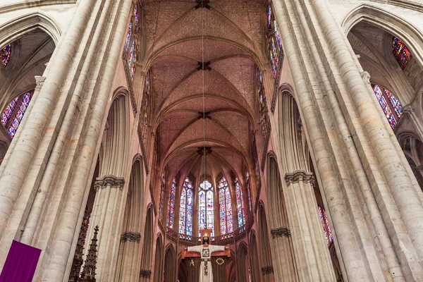 LE MANS, SARthe, FRANCE, 31 Mart 2022: Saint Julian Katedrali 'nin iç mimari dekorları