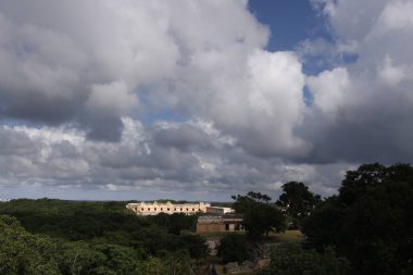 UXMAL, YUCATAN, MEXICO, 12 ARALIK 2011: Uxmal, Yucatan, Meksika 'daki Maya tapınağının kalıntıları, 12 Aralık 2011