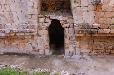 UXMAL, YUCATAN, MEXICO, 12 ARALIK 2011: Uxmal, Yucatan, Meksika 'daki Maya tapınağının kalıntıları, 12 Aralık 2011