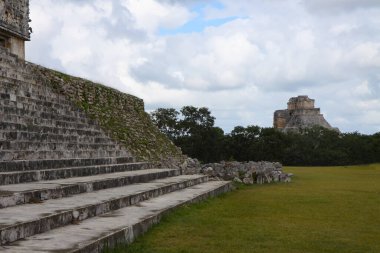 UXMAL, YUCATAN, MEXICO, 12 ARALIK 2011: Uxmal, Yucatan, Meksika 'daki Maya tapınağının kalıntıları, 12 Aralık 2011