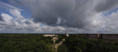 UXMAL, YUCATAN, MEXICO, 12 ARALIK 2011: Uxmal, Yucatan, Meksika 'daki Maya tapınağının kalıntıları, 12 Aralık 2011