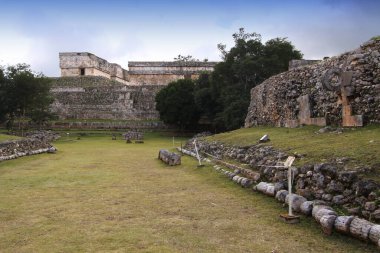 UXMAL, YUCATAN, MEXICO, 12 ARALIK 2011: Uxmal, Yucatan, Meksika 'daki Maya tapınağının kalıntıları, 12 Aralık 2011