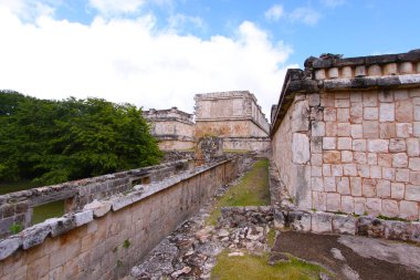 UXMAL, YUCATAN, MEXICO, 12 ARALIK 2011: Uxmal, Yucatan, Meksika 'daki Maya tapınağının kalıntıları, 12 Aralık 2011