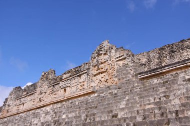 UXMAL, YUCATAN, MEXICO, 12 ARALIK 2011: Uxmal, Yucatan, Meksika 'daki Maya tapınağının kalıntıları, 12 Aralık 2011