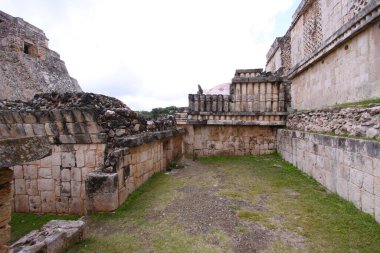 UXMAL, YUCATAN, MEXICO, 12 ARALIK 2011: Uxmal, Yucatan, Meksika 'daki Maya tapınağının kalıntıları, 12 Aralık 2011