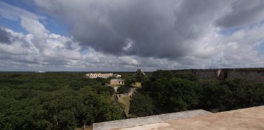 UXMAL, YUCATAN, MEXICO, 12 ARALIK 2011: Uxmal, Yucatan, Meksika 'daki Maya tapınağının kalıntıları, 12 Aralık 2011